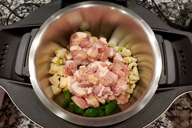 【ホットクック】鶏肉とカシューナッツの炒め煮｜料理の手順
