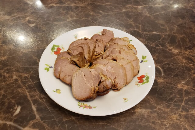 【ストウブ】ローストポークのレシピ｜豚ヒレ肉で簡単に作れます
