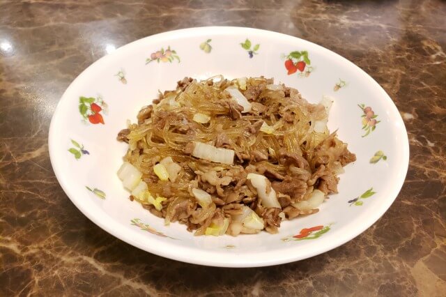 薄切り牛肉・春雨・白菜のオイスターソース炒めのレシピ