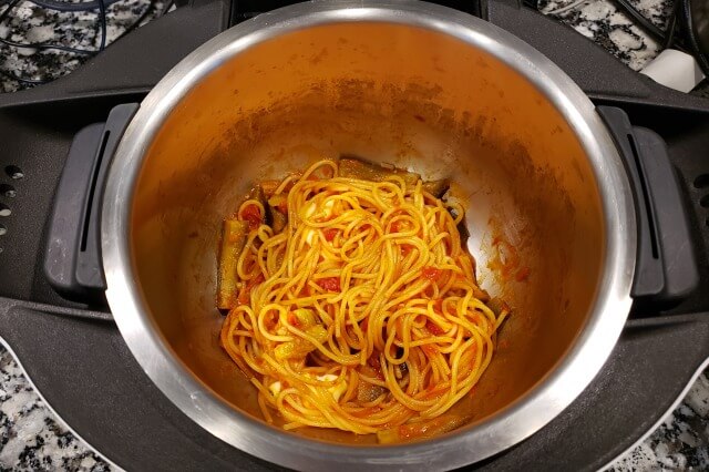 【ホットクック】ナスとトマトとモッツァレラチーズのスパゲッティの料理の手順
