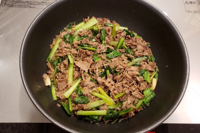 牛肉(薄切り)と小松菜のオイスターソース炒めの料理の手順