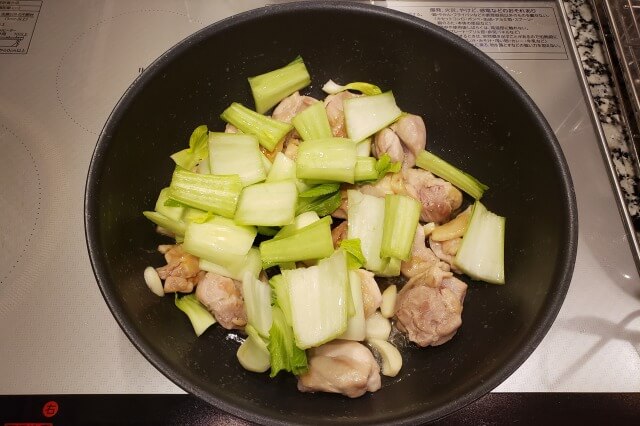 鶏肉と青梗菜(チンゲン菜)のオイスターソース炒めの料理の手順