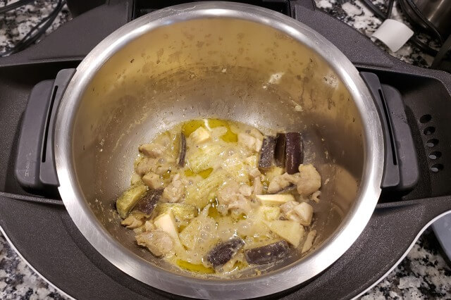 【ホットクック】鶏肉とナスのグリーンカレーの料理の手順