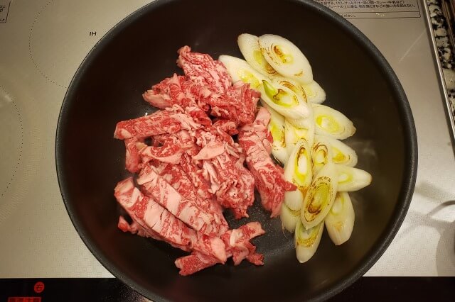 牛肉(薄切り)と舞茸と長ネギの甘辛炒め煮の料理の手順