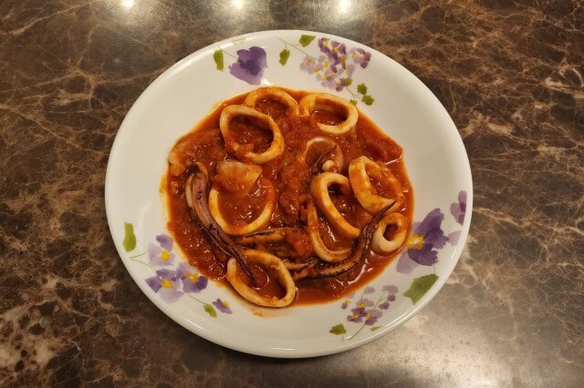イカのトマト煮込みのレシピ｜フライパン一つでお手軽イタリアン