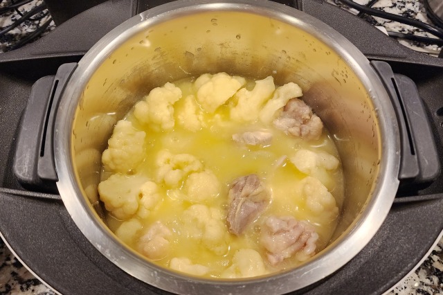 【ホットクック】鶏肉とカリフラワーのクリーム煮込みの料理の手順